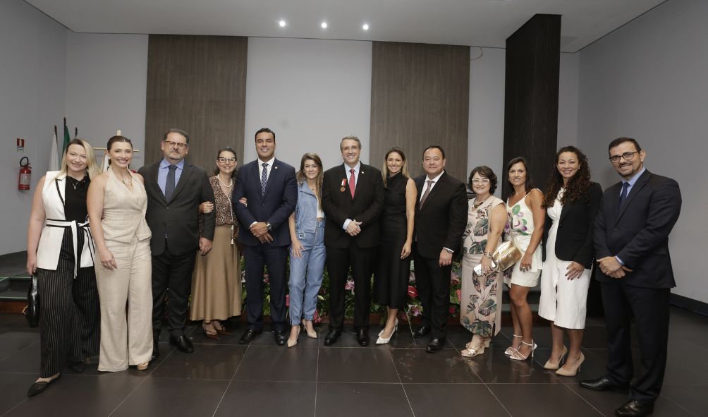 Cartão de visita de advogado moderno preto e cinza 1