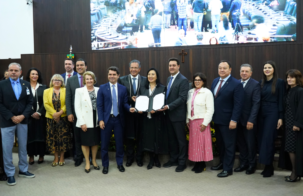 Diretorias da AMAPAR e da AMB participam da cerimônia de sanção da lei que cria a primeira câmara especializada para julgar casos de violência doméstica e familiar contra a mulher