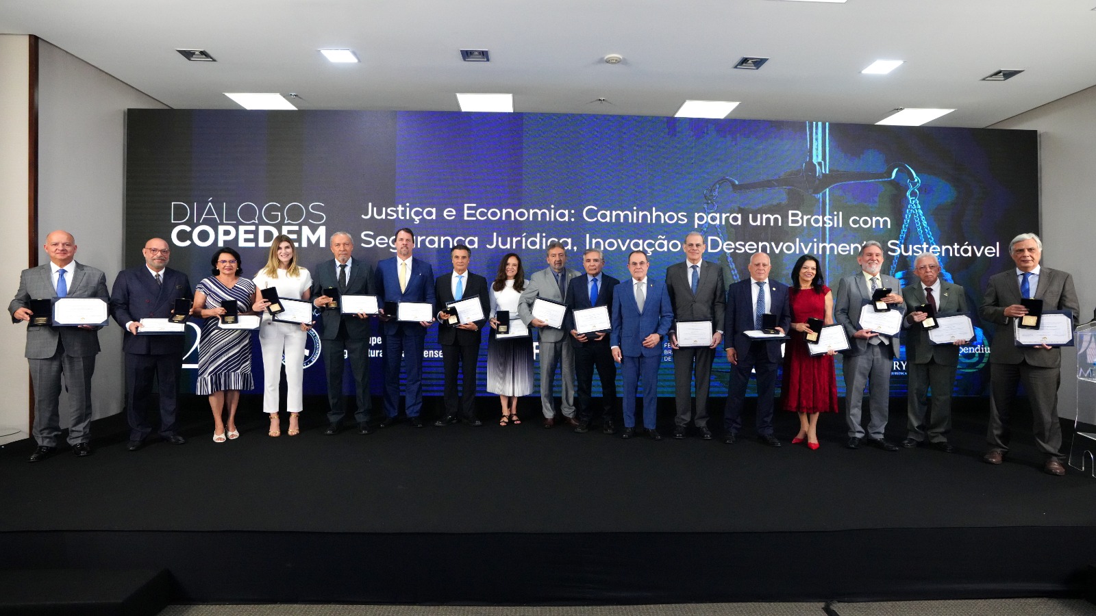 Diretora-geral da EMAP e vice-presidente da AMAPAR recebem homenagem durante cerimônia que celebrou os 20 anos do Copedem 