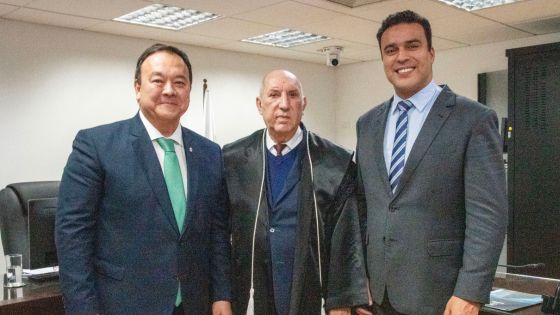 Aposentadoria - Desembargador Guilherme Luiz Gomes recebe homenagem no TJPR