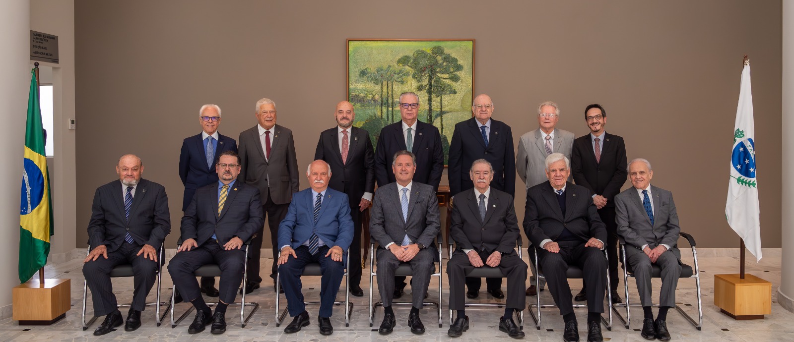 Presidente da AMAPAR e magistrados aposentados participam de reunião na presidência do TJPR 