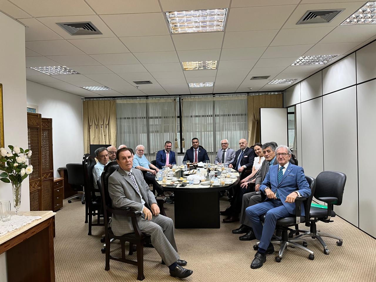 Diretoria faz nova reunião na sala de aposentados do TJPR