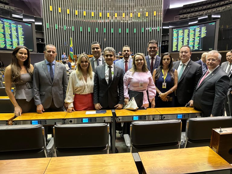 Dirigentes associativos acompanham a aprovação do texto principal que reconhece a magistratura como atividade de risco permanente