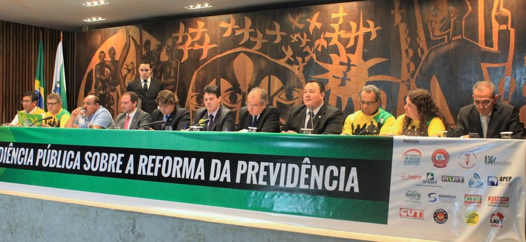 Representantes da Frente de Carreiras Públicas do Paraná criticam o texto da Reforma da Previdência durante audiência na Assembleia Legislativa 