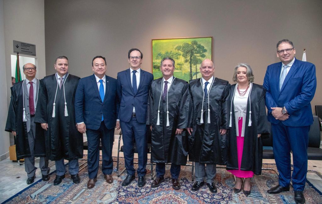 Representantes da AMAPAR e da AMB prestigiam a cerimônia de posse da desembargadora Dilmari Helena Kessler e do desembargador Belchior Soares da Silva