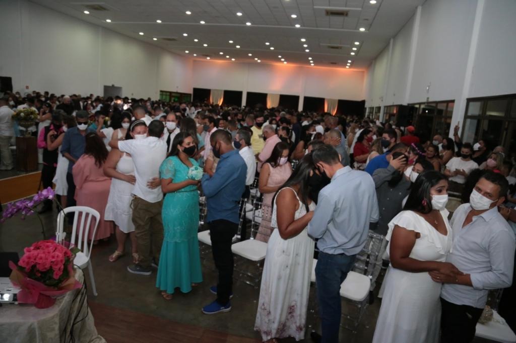 Justiça no Bairro celebra a união de 305 casais em Maringá