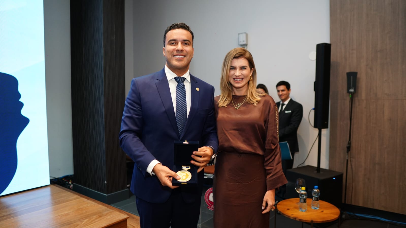 Presidente da AMAPAR recebe honraria da EMAP 