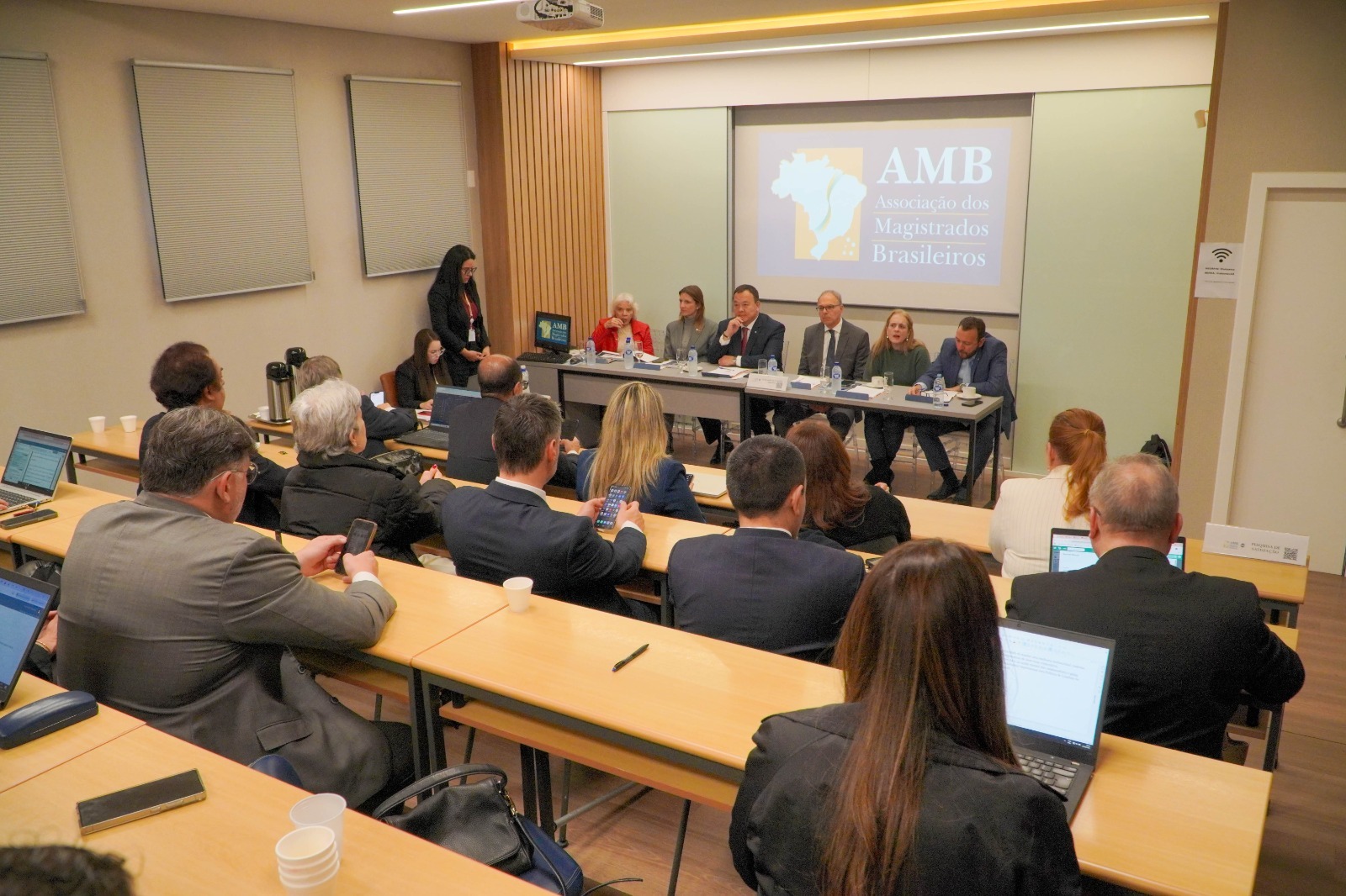 Com a participação da diretoria da AMAPAR, reunião do Conselho Executivo da AMB aprova Código de Ética da entidade 