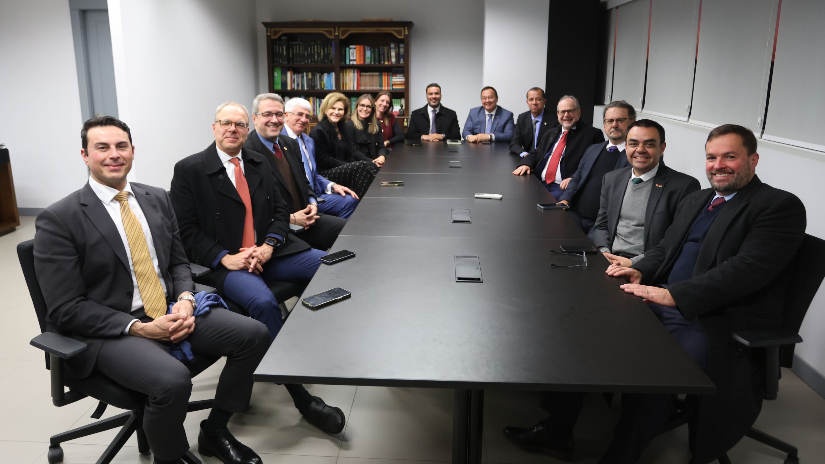  Representantes da Coordenadoria da Região Sul da AMB debatem pautas associativas na AMAPAR 