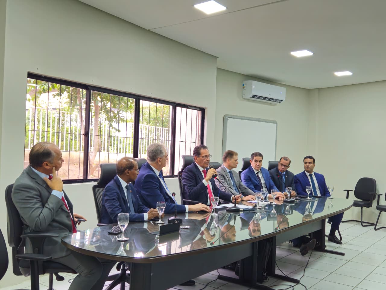 Presidente da AMAPAR ressalta a importância do diálogo institucional durante reunião em com o corregedor nacional da Justiça Presidente da AMAPAR ressalta a importância do diálogo institucional durante reunião em com o corregedor nacional da Justiça
