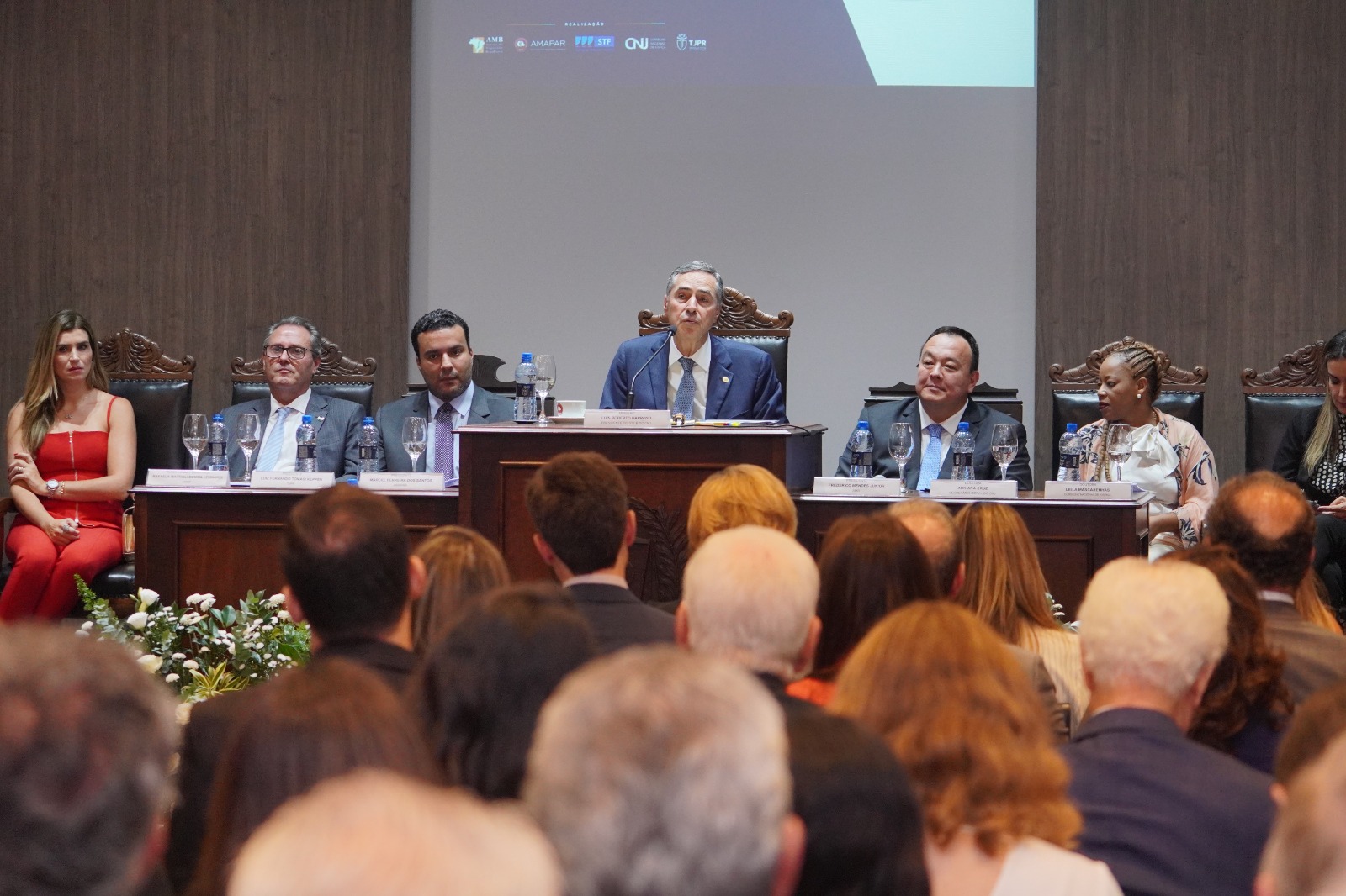 Com a participação do presidente do STF e do CNJ, ministro Luís Roberto Barroso, AMB inaugura na sede da AMAPAR o programa “Diálogos da Magistratura”