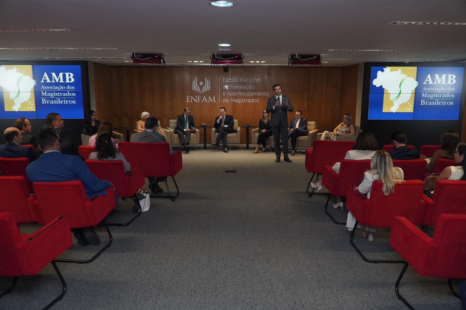 Presidente da AMAPAR e vice-presidente da AMB, Marcel Ferreira dos Santos participa de encontro em Brasília com juízes e juízas em início de carreira