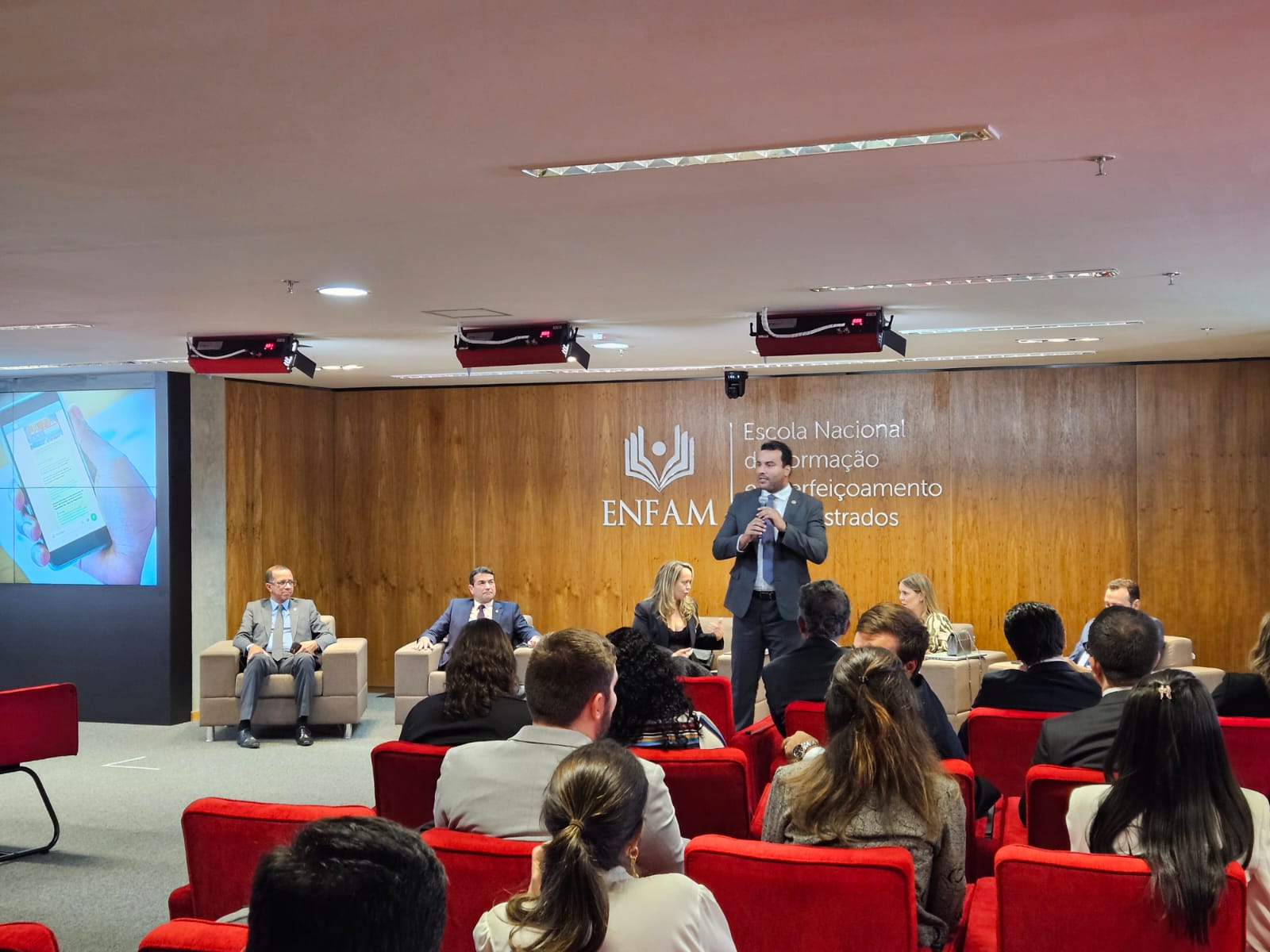 Com a participação do presidente da AMAPAR, encontro da AMB com novos juízes e novas juízas destaca a importância do associativismo