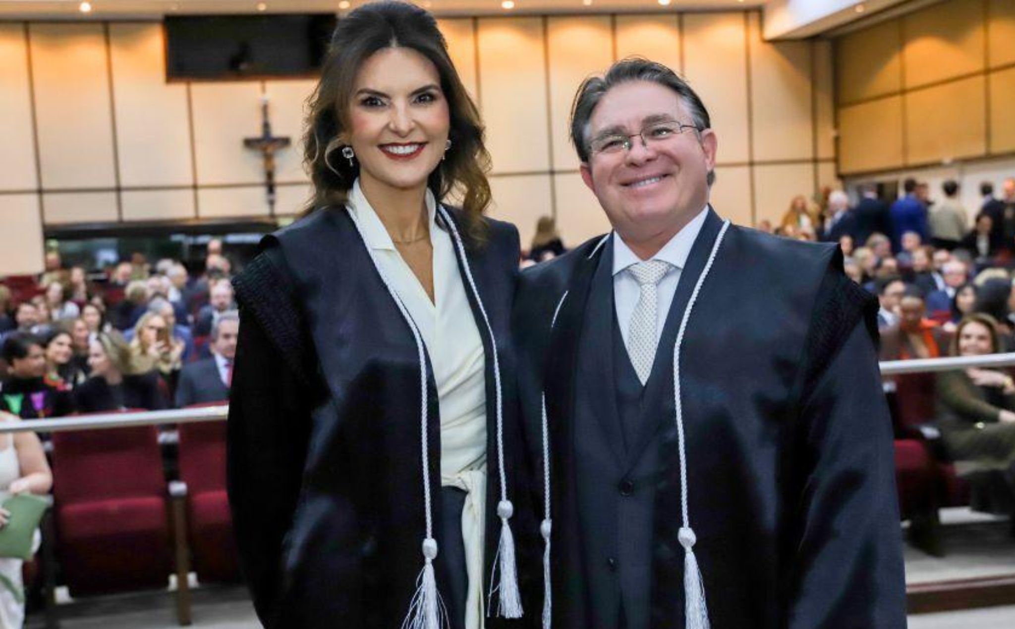 Magistratura paranaense aplaude a posse da desembargadora Fabiane Pieruccini e do desembargador Alberto Júnior Veloso