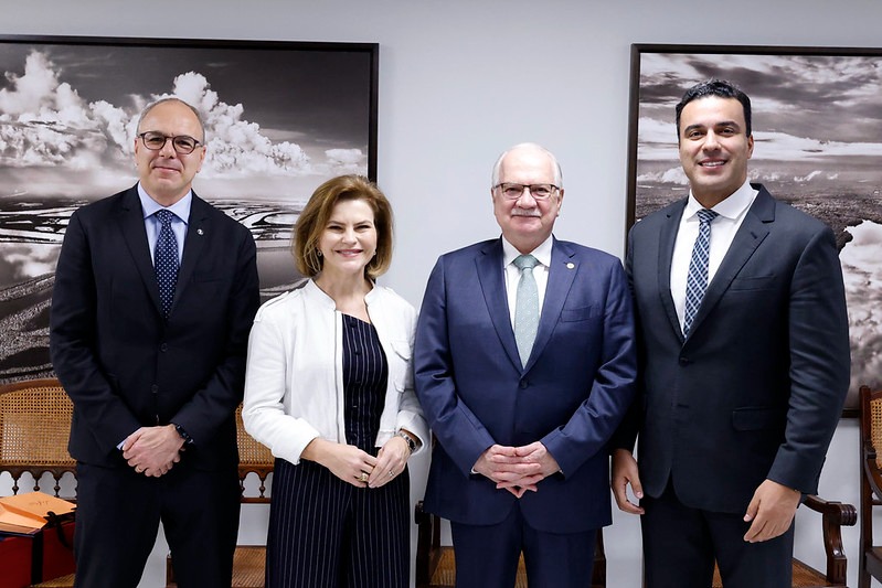 Presidente interino da AMB, Marcel Ferreira dos Santos entrega convite oficial para o presidente do STF, ministro Edson Fachin, participar de encontro de lideranças do Judiciário 