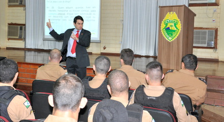 Magistrado Ferdinando Scremim Neto fala da legislação de drogas aos policiais de Marechal Cândido Rondon 