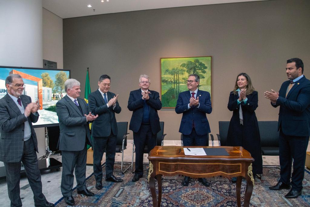 Presidente da AMAPAR participa da solenidade que marcou o lançamento da licitação para a construção de E-Fóruns em 31 municípios do Paraná