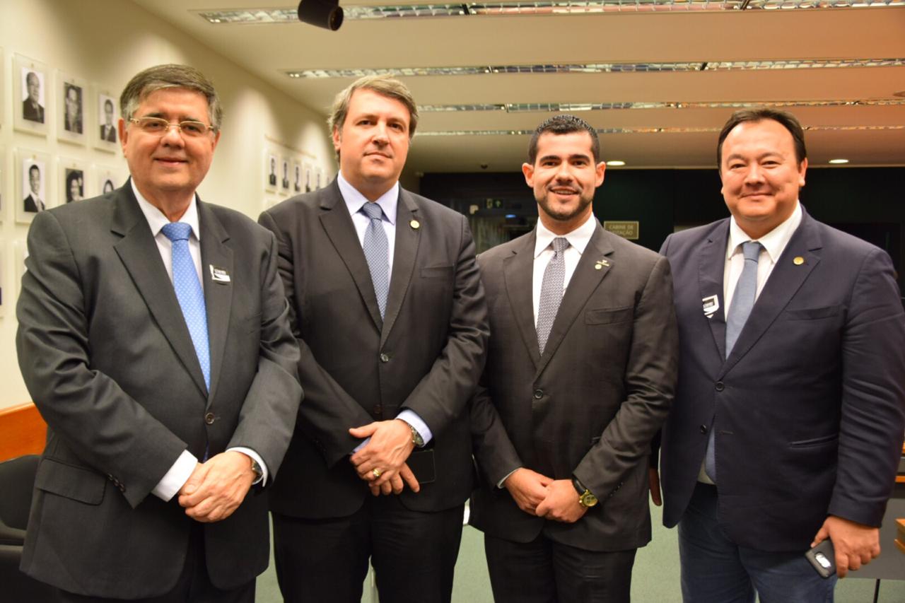 Diretoria da AMAPAR debate questões sobre o porte de armas com o relator do projeto, o deputado Alexandre Leite