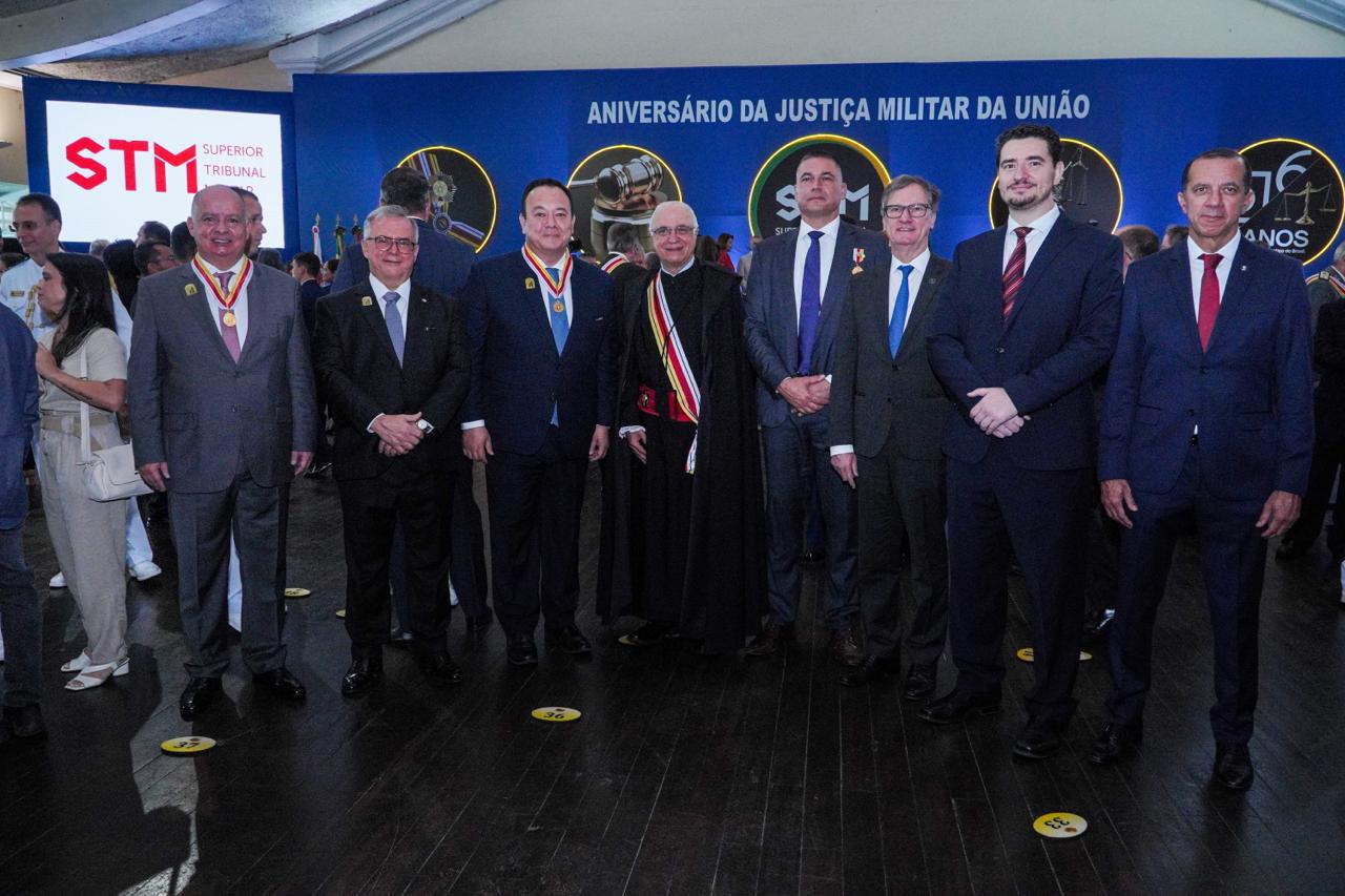 Membros da diretoria da AMAPAR recebem honraria da Justiça Militar da União 