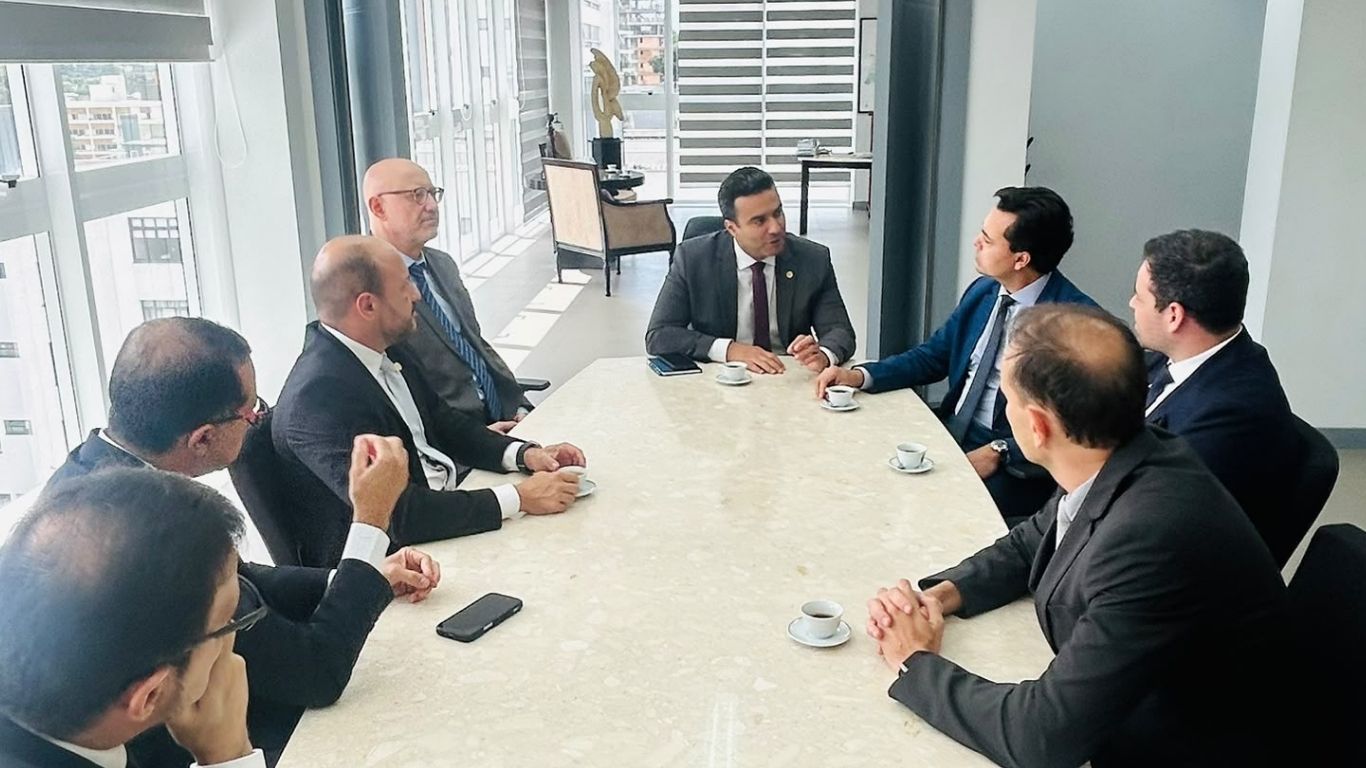 Diretoria da AMAPAR recebe a visita institucional do deputado federal, Jeffrey Chiquini, para tratar de pautas relacionadas à valorização da magistratura 