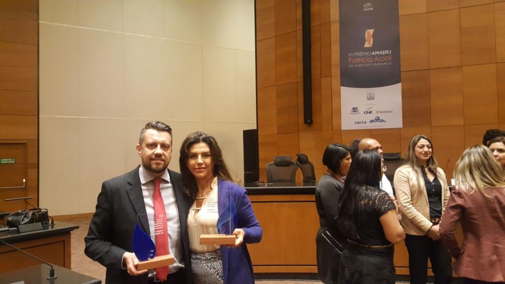Joeci Camargo e Carlos Mattioli recebem no Rio o prêmio “Patrícia Acioli”