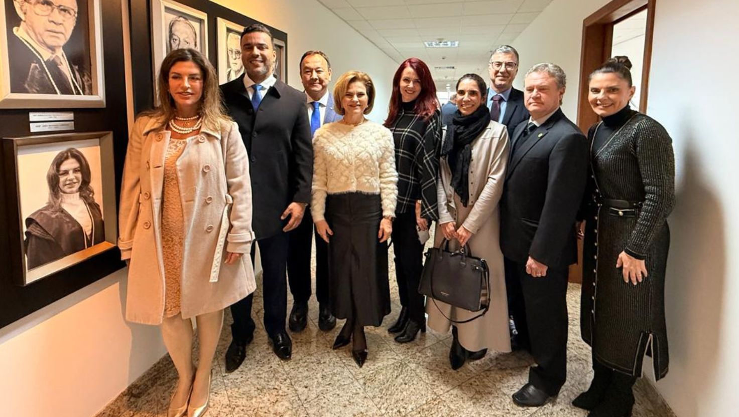 Com a participação das diretorias da AMAPAR e da AMB, retrato da desembargadora Joeci Camargo é aposto na galeria da 1ª vice-presidência 