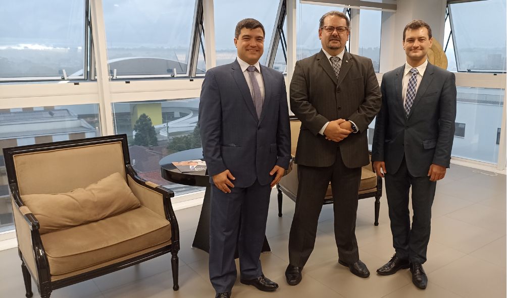 Presidente da Amapar recepciona o futuro desembargador do TJPR, José Américo Penteado de Carvalho 