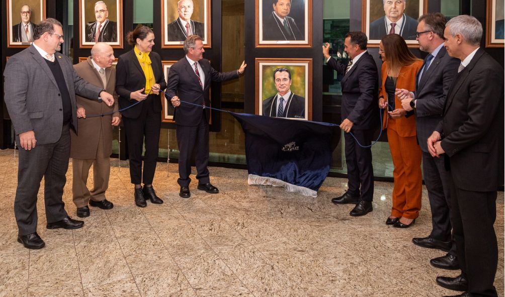 Presidente da AMAPAR prestigia solenidade de aposição do retrato do desembargador José Laurindo de Souza Netto na galeria de presidentes do TJPR 