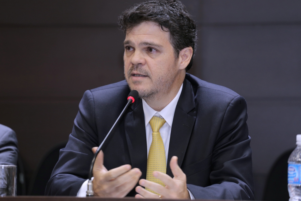 Juiz José Ricardo Alvarez Vianna fala à AMAPAR sobre livro que trata do “erro judiciário”