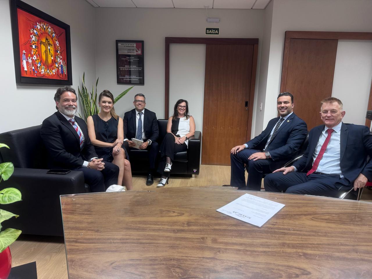 Diretoria da AMAPAR faz visita institucional ao novo presidente do CONSIJ, desembargador Sergio Luiz Kreuz 