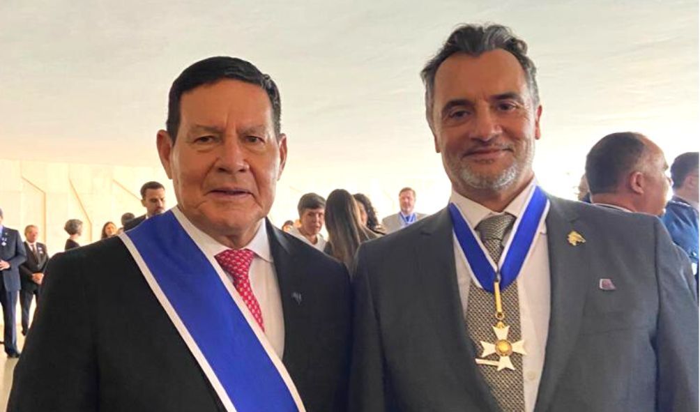 Presidente do TJPR recebe honrarias do Governo Federal e do TJRJ