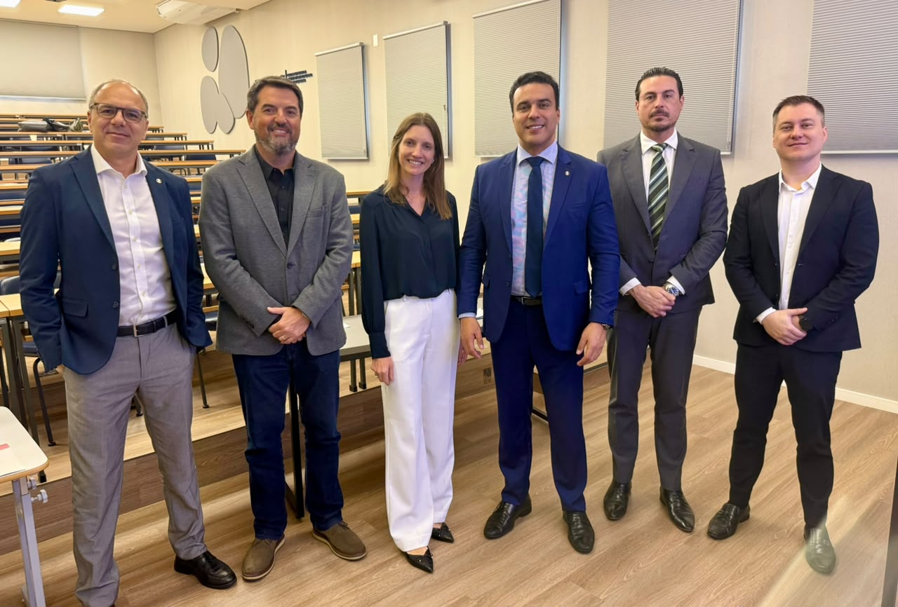 Presidente da AMAPAR e vice-presidente da AMB, Marcel Ferreira dos Santos participa de encontro promovido pela AMC Presidente da AMAPAR e vice-presidente da AMB, Marcel Ferreira dos Santos participa de encontro promovido pela AMC