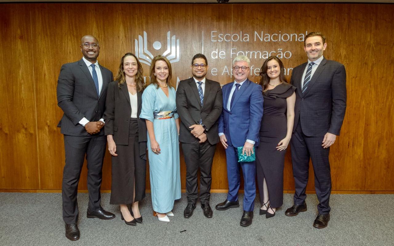 Seis juízas e juízes concluem mestrado profissional na ENFAM