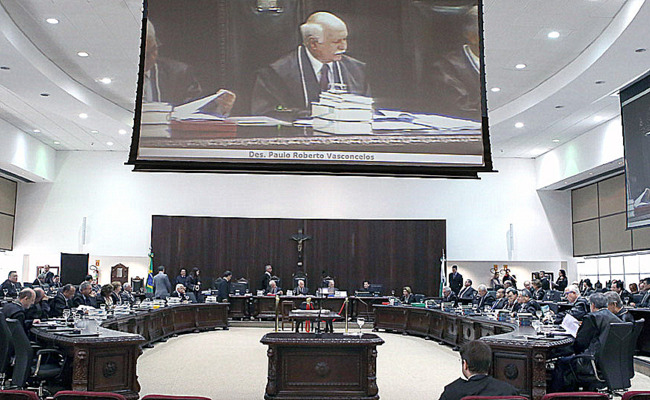 Com base em requerimento da AMAPAR, Presidente do TJ, desembargador Paulo Vasconcelos, aprova a criação de comissão para avaliar a força de trabalho no 1º grau