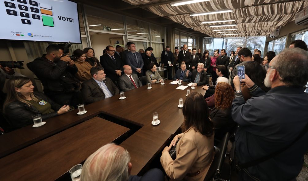  Com a participação da AMAPAR, candidatos à prefeitura de Curitiba assinam o “Pacto Eleições 2024 no Caminho da Paz - Segundo Turno”