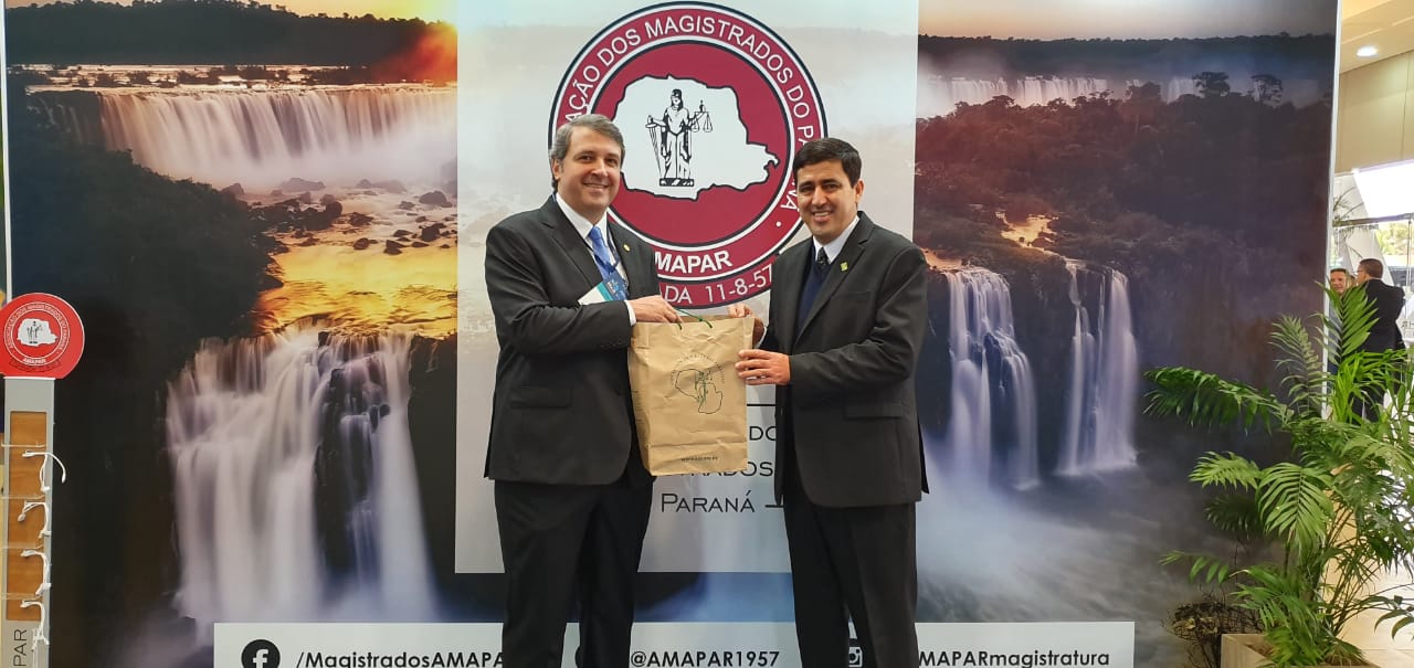 AMAPAR recepciona representante da associação de juízes do Paraguai durante o ENAJE, em Foz