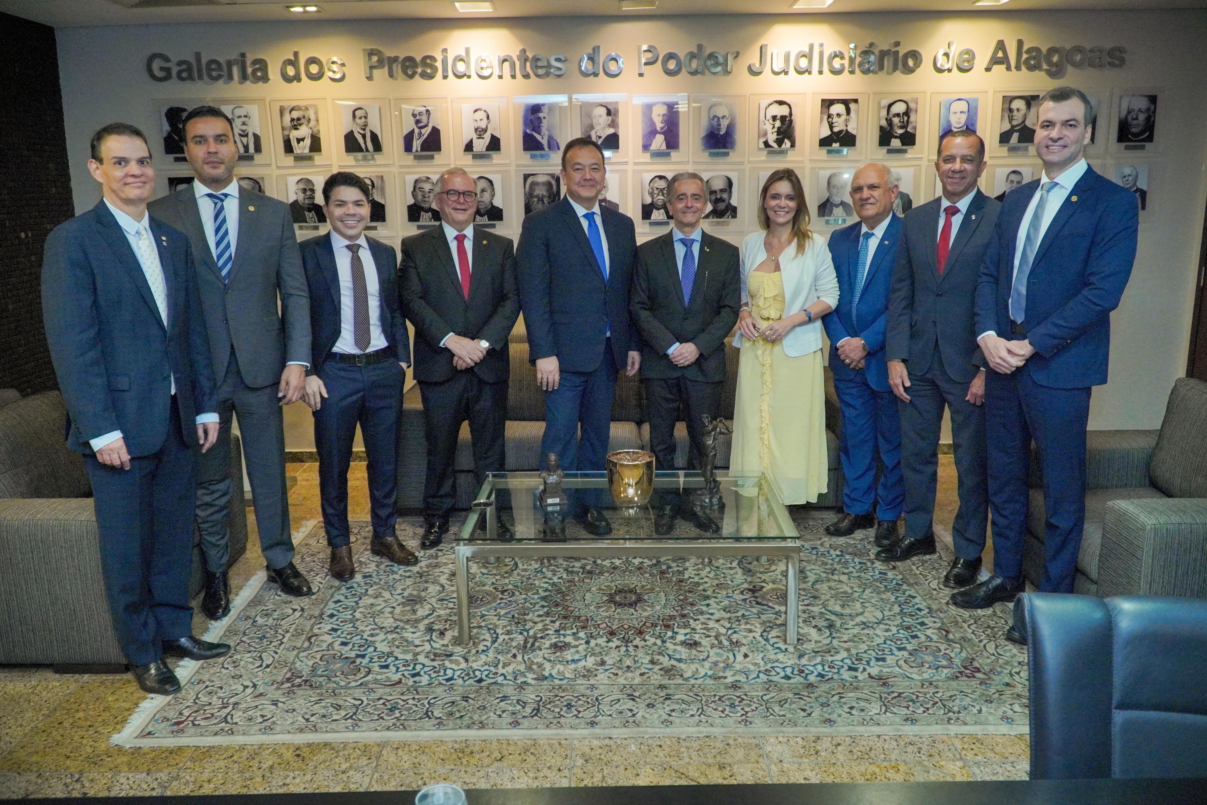 Dirigentes associativos discutem pautas da magistratura e prestigiam entrega de título de cidadão honorário ao presidente da AMB
