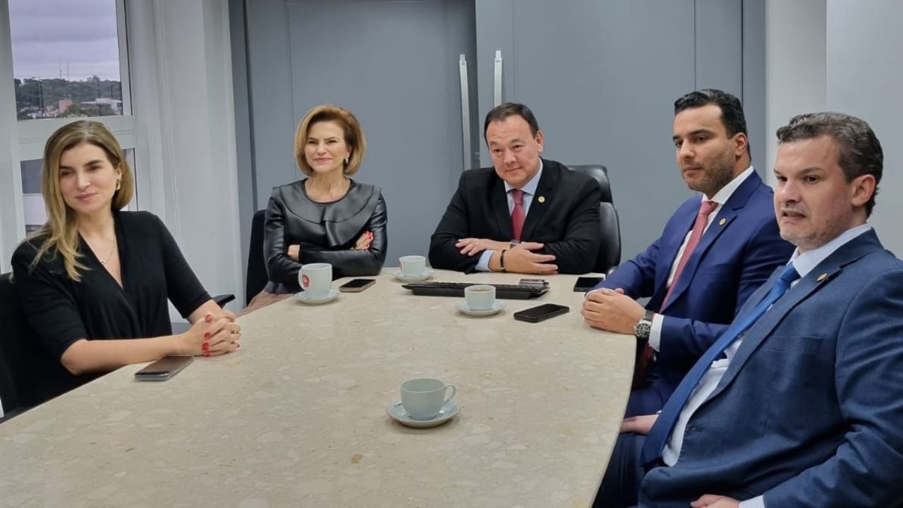 Presidentes conduzem reunião na sede da AMAPAR com dirigentes associativos sobre pautas prioritárias