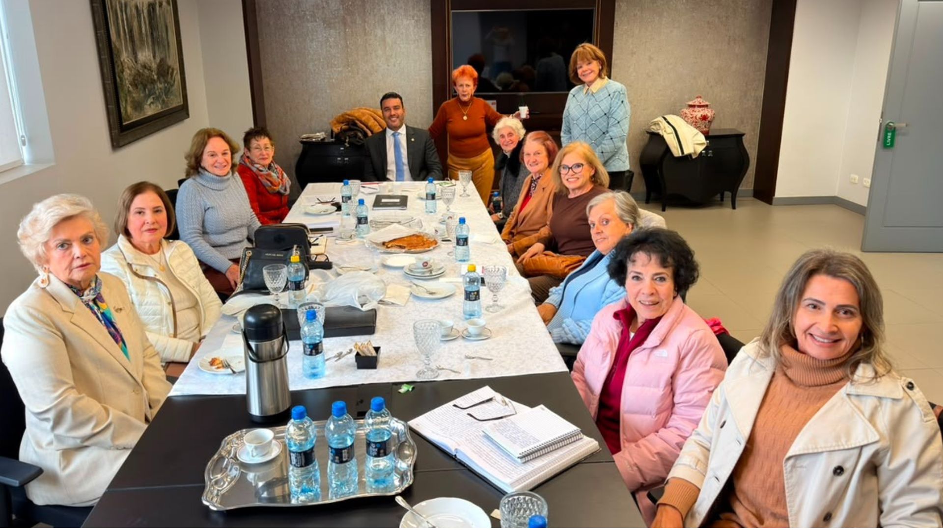 Reunião semanal do departamento de pensionistas conta com a participação do presidente da AMAPAR Reunião semanal do departamento de pensionistas conta com a participação do presidente da AMAPAR
