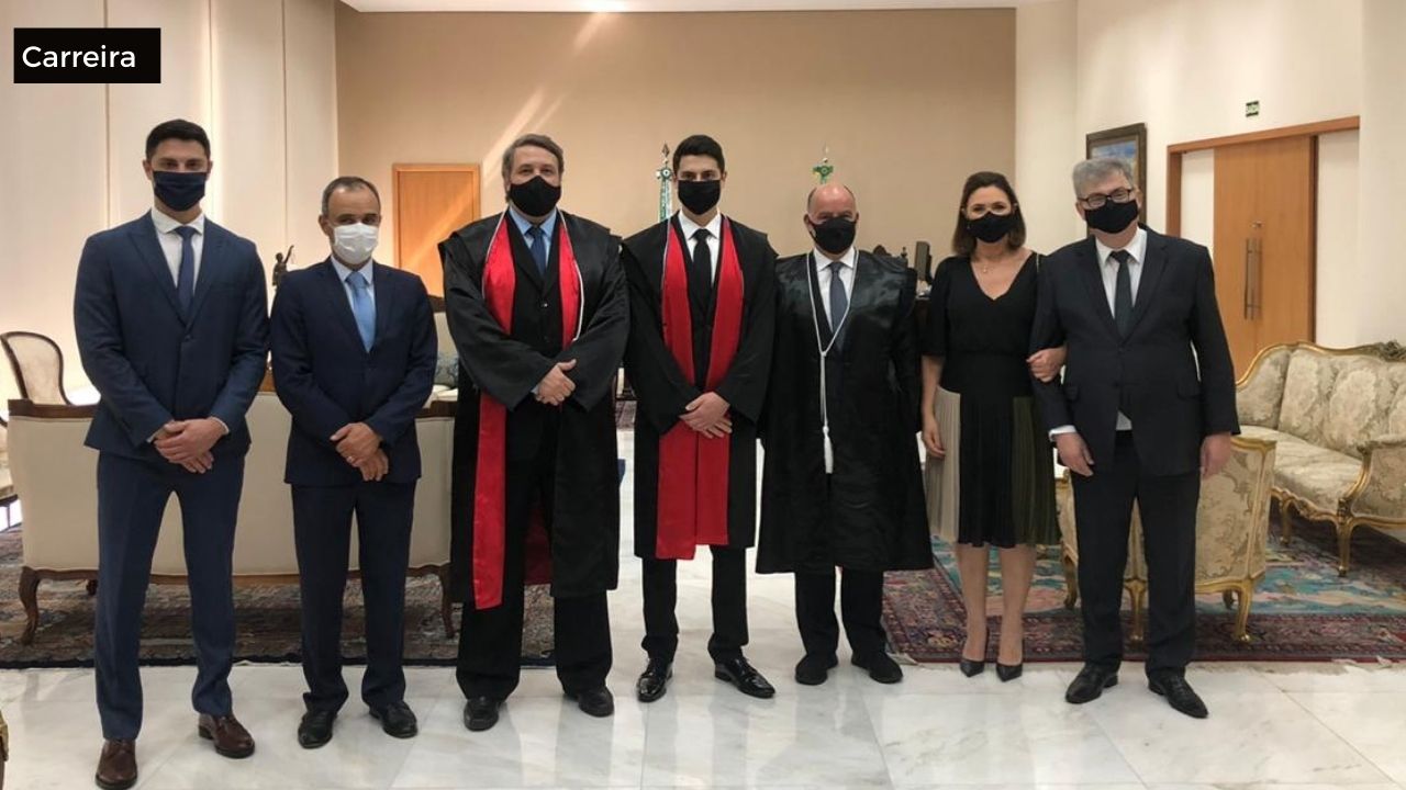 Com discursos voltados ao pleno exercício da magistratura e importância dos familiares, novo juiz substituto toma posse no TJPR
