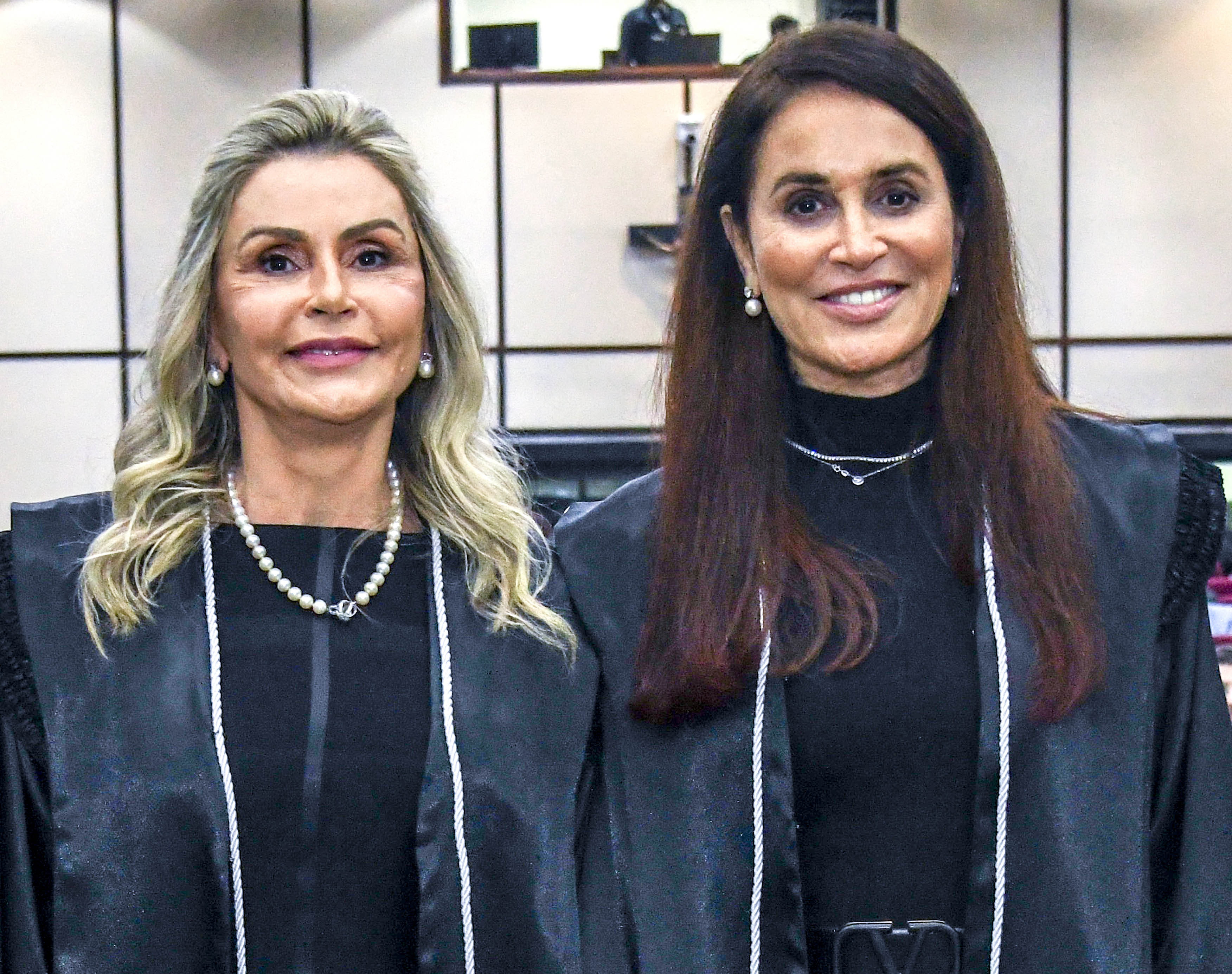 Em concorrida cerimônia prestigiada pela AMAPAR, as desembargadoras Maria Lúcia de Paula Espíndola e  Angela Maria Machado Costa são empossadas no TJPR 