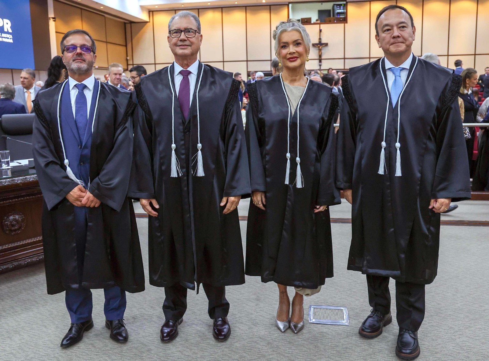 Pluralidade que engrandece - AMAPAR prestigia a posse de três desembargadores e uma desembargadora