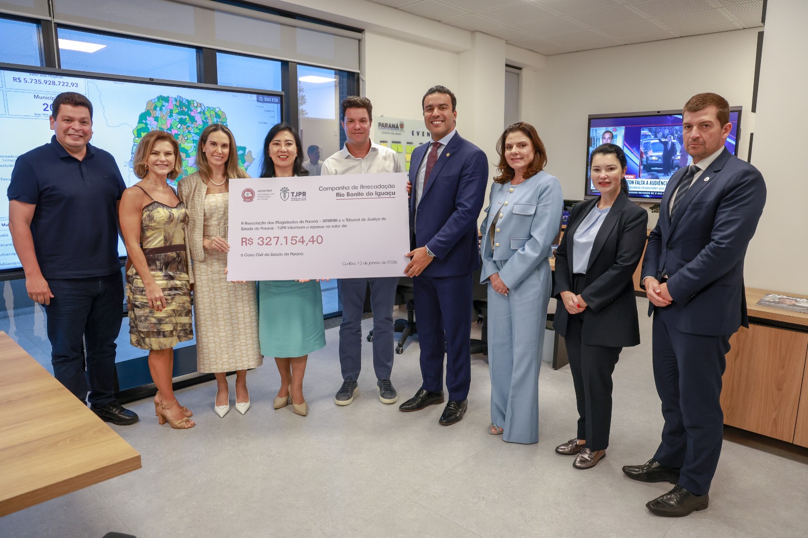 Rio Bonito do Iguaçu - AMAPAR e TJPR fazem a entrega de cheque simbólico de mais de R$300 mil ao Governo do Estado