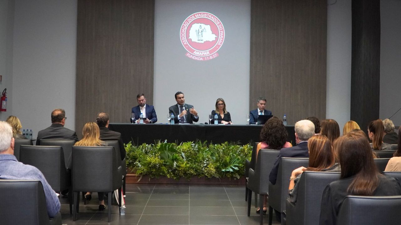 Marcada pela mobilização da magistratura, reunião da diretoria da AMAPAR conta com a participação da presidente da AMB 