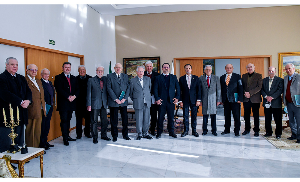 Presidente da Amapar e magistrados aposentados fazem reunião na presidência do TJPR