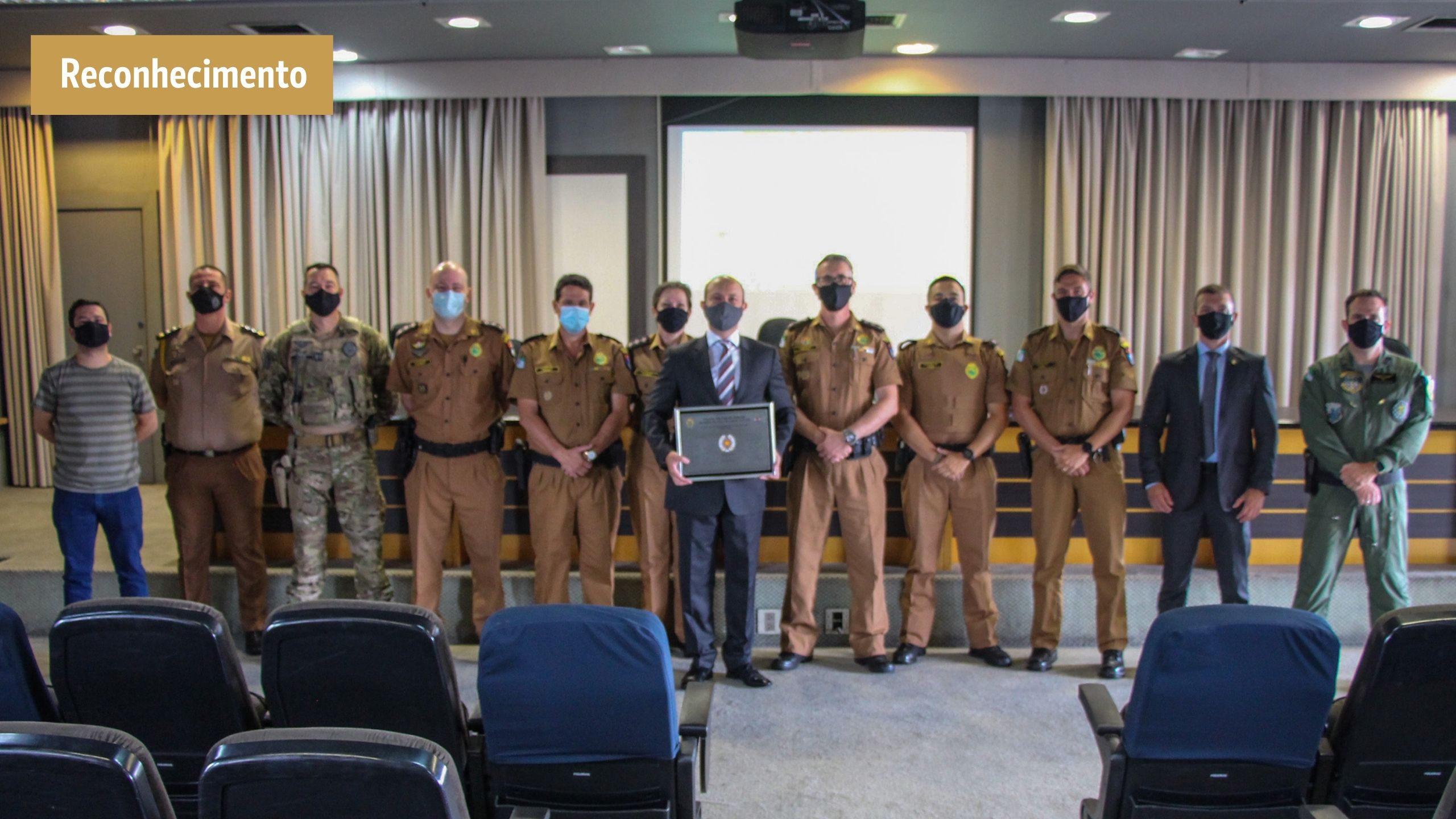 Paraninfo de curso de aperfeiçoamento de oficiais, juiz recebe homenagem da Polícia Militar 