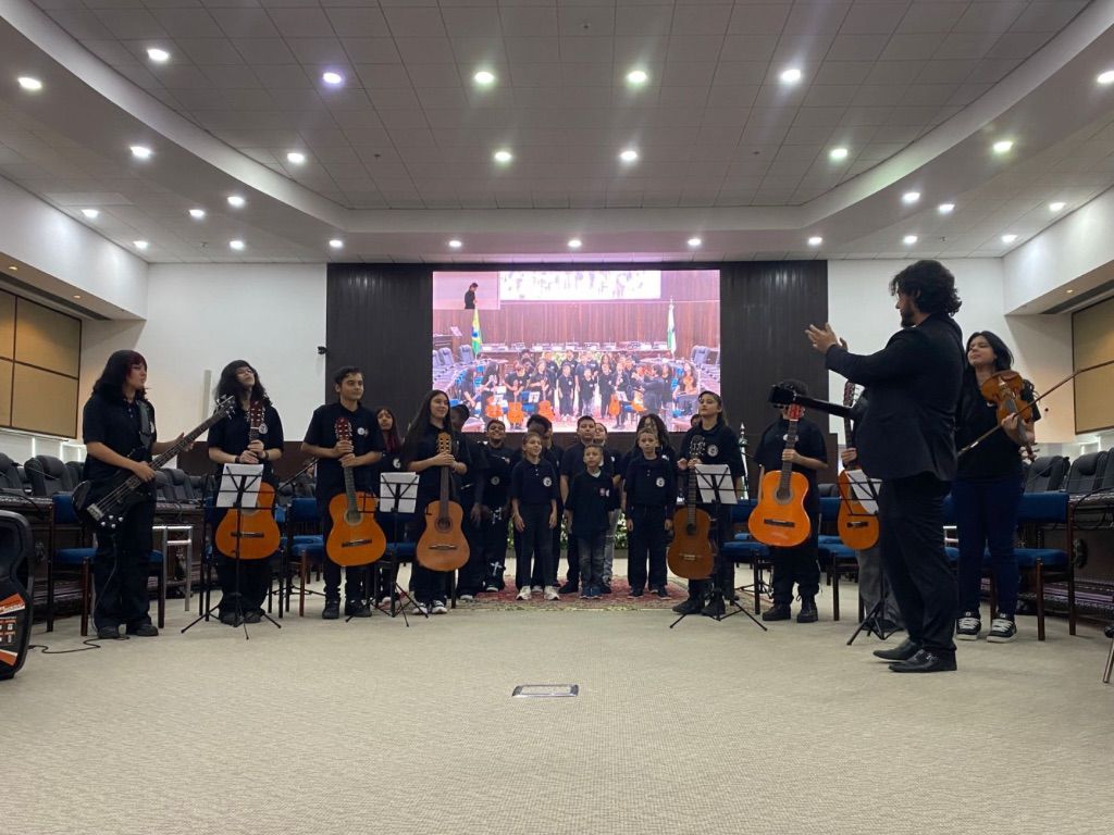 Com aulas de música, alunos e alunas do Projeto SerSocial têm arriscado, com sucesso, acordes e um repertório variado