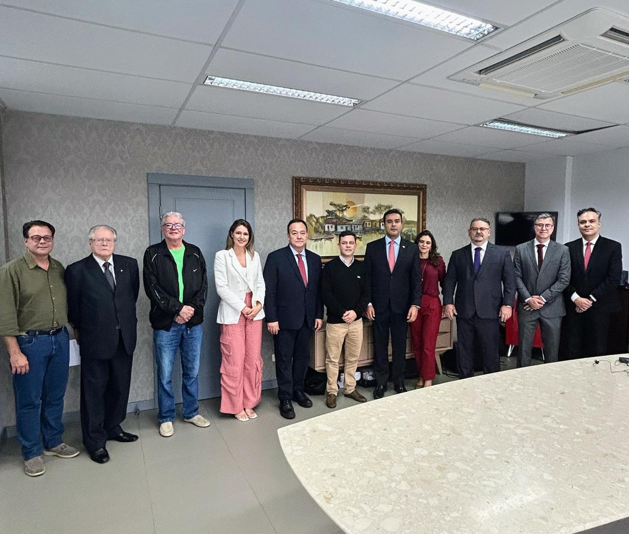 Deputado Tião Medeiros faz visita institucional à diretoria da AMAPAR 