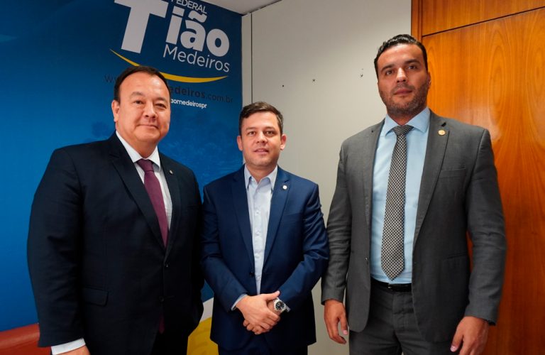 Presidentes da AMAPAR e da AMB fazem visita institucional ao deputado federal da bancada paranaense, Tião Medeiros