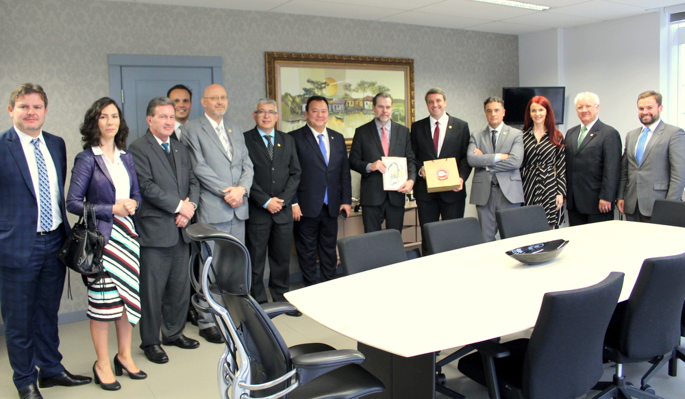 Presidente do STF e do CNJ visita a diretoria da AMAPAR